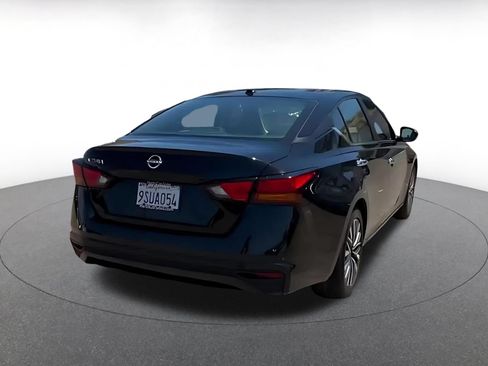 Used 2025 Nissan Altima 2.5 SV FWD image 11