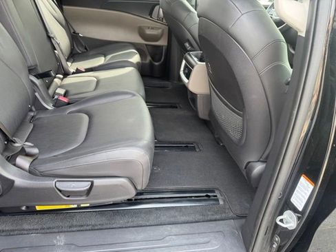 Used 2025 Kia Carnival image 14