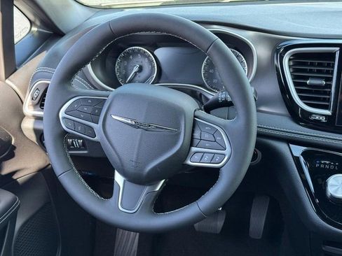 New 2026 Chrysler Pacifica Select image 8