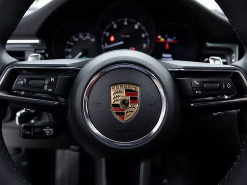 Certified 2025 Porsche Macan image 14