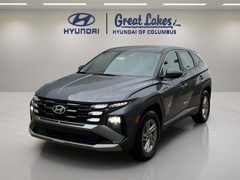 Certified 2025 Hyundai Tucson SE image 1