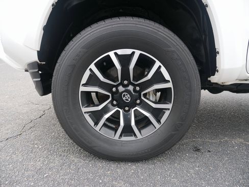 Used 2021 Toyota Tacoma TRD Sport image 11