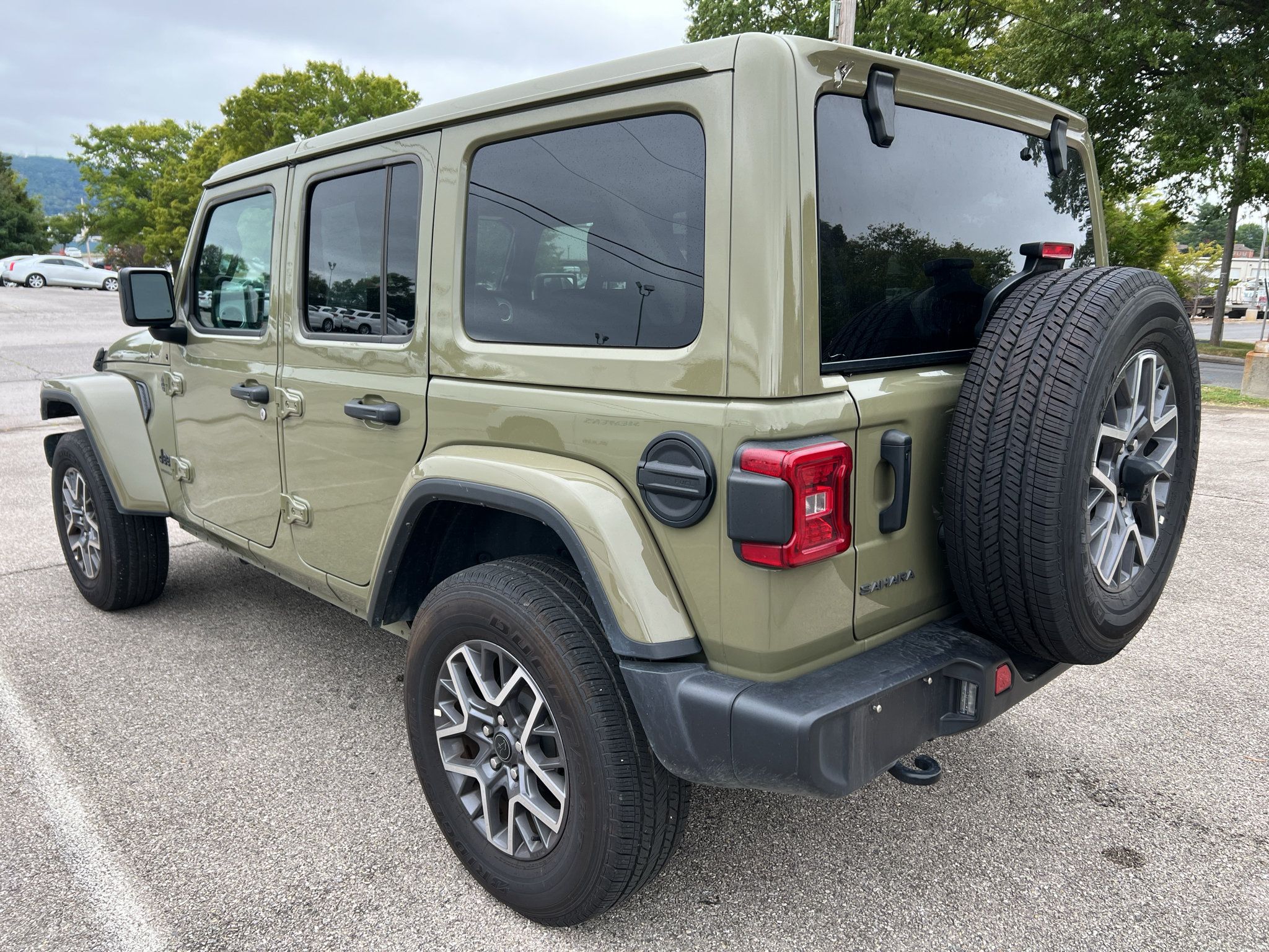 Used 2026 Jeep Wrangler Unlimited Sahara AWD/4WD image 5
