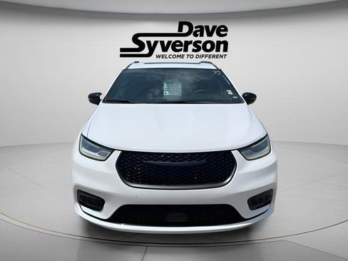 Used 2025 Chrysler Pacifica Limited FWD image 2
