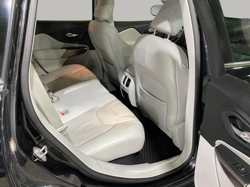 Used 2019 Jeep Cherokee Limited AWD/4WD image 27
