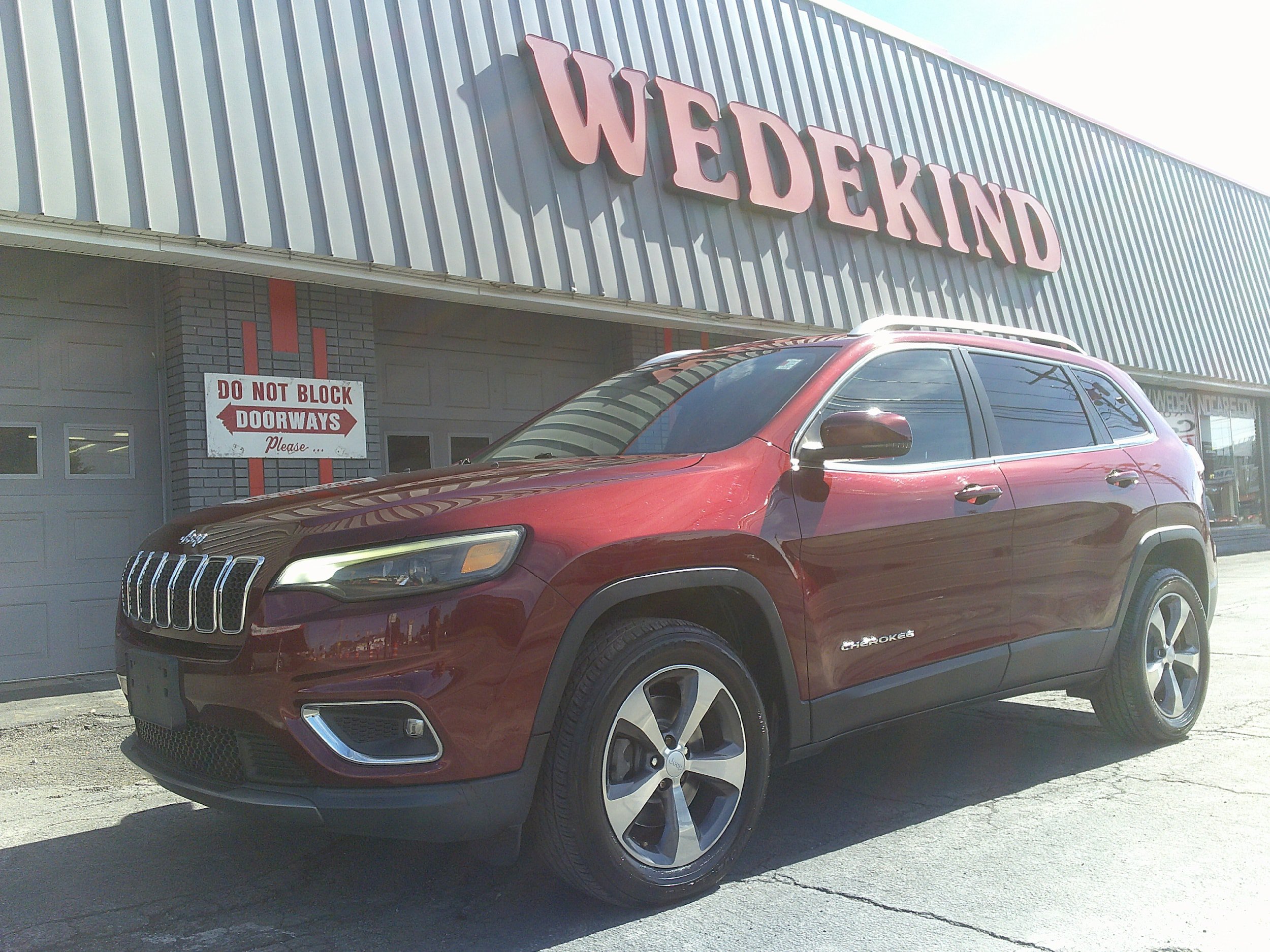 Used 2019 Jeep Cherokee Limited AWD/4WD image 1