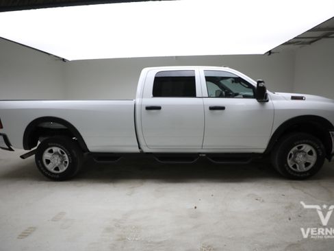 Used 2024 RAM 2500 Tradesman w/ Chrome Appearance Group AWD/4WD image 6