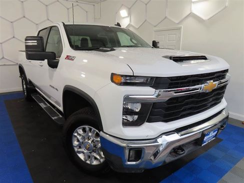 Used 2025 Chevrolet Silverado 2500 LT AWD/4WD image 5