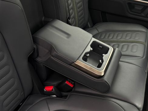 Used 2024 Rivian R1S Launch Edition image 40