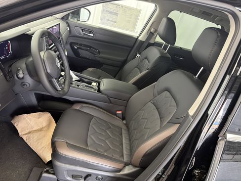 New 2026 Nissan Pathfinder Platinum FWD image 9