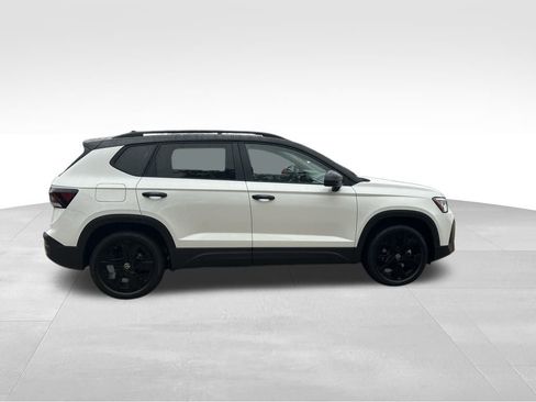 New 2026 Volkswagen Taos SE image 6