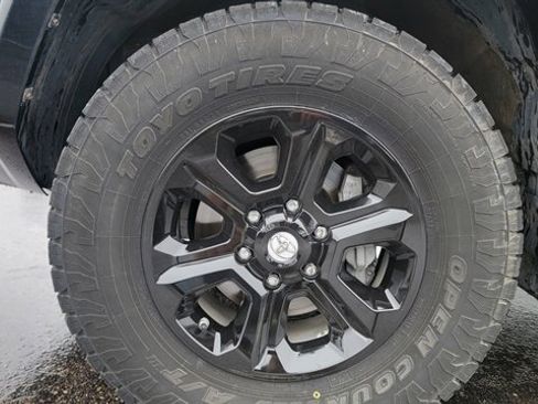 Used 2018 Toyota 4Runner SR5 AWD/4WD image 11