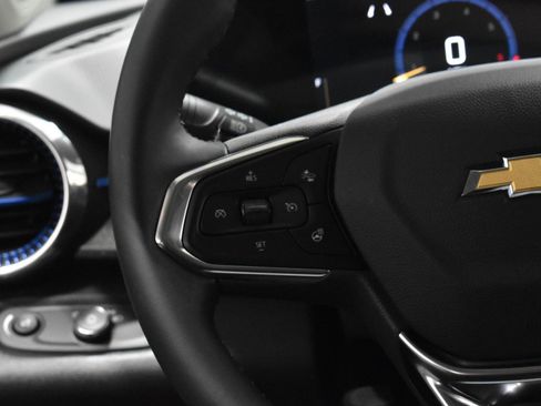 Used 2025 Chevrolet Trax LT w/ Sunroof Package FWD image 7