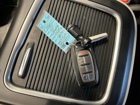 Used 2024 Chrysler Pacifica Limited FWD image 33