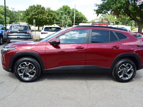 Used 2024 Chevrolet Trax LT w/ Sunroof Package FWD image 10