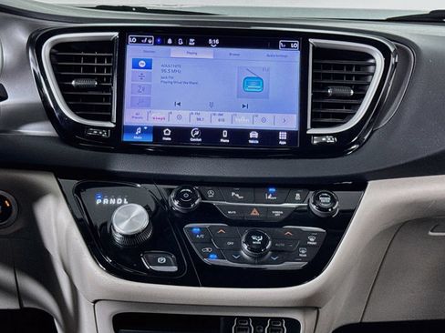 Used 2023 Chrysler Pacifica Touring-L FWD image 13