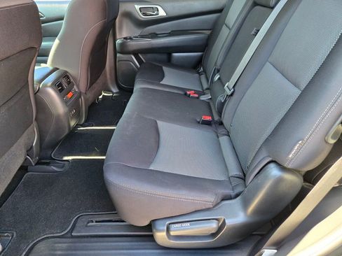Used 2019 Nissan Pathfinder SV image 12