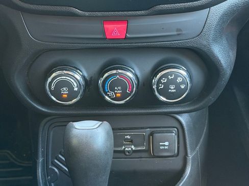 Used 2017 Jeep Renegade Sport w/ Power & Air Group FWD image 27