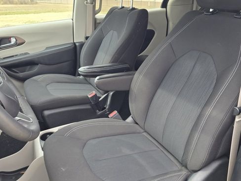 Used 2023 Chrysler Voyager LX image 14