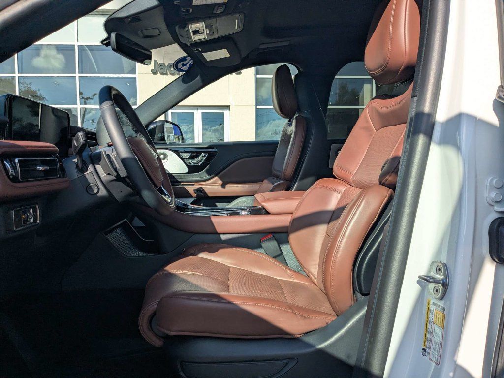 Used 2025 Lincoln Aviator Reserve w/ Equipment Group 201A AWD/4WD image 2