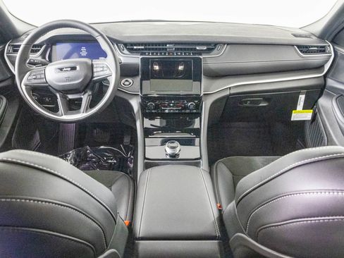 New 2025 Jeep Grand Cherokee Altitude image 3