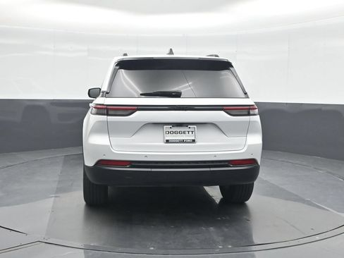 Used 2025 Jeep Grand Cherokee Altitude RWD image 17
