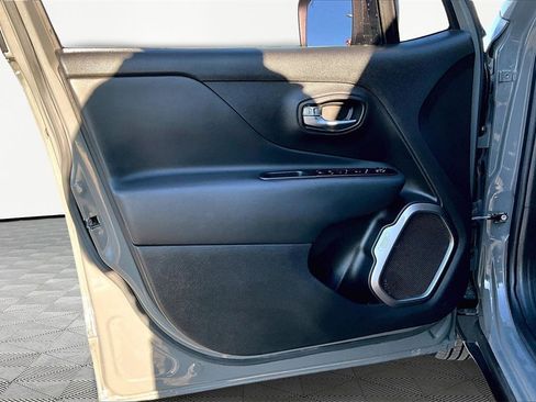 Used 2022 Jeep Renegade Latitude image 23