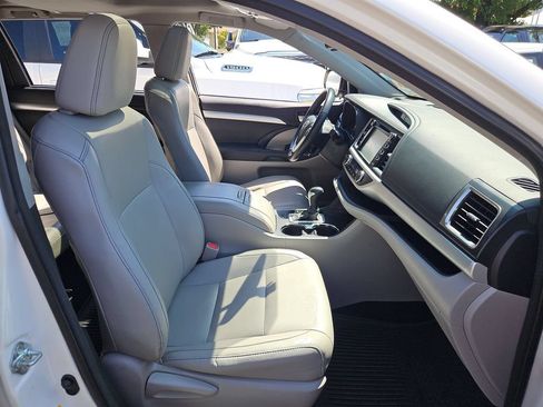 Used 2015 Toyota Highlander XLE AWD/4WD image 16