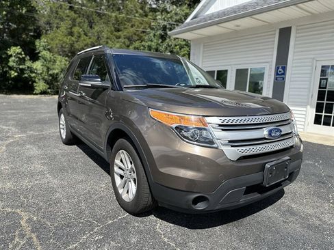 Used 2015 Ford Explorer XLT w/ Equipment Group 202B AWD/4WD image 2