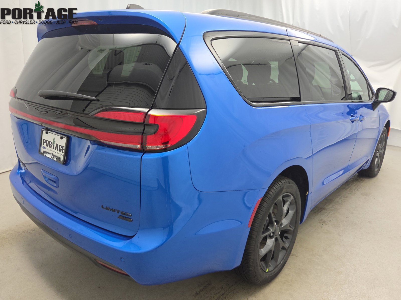 New 2027 Chrysler Pacifica Limited AWD/4WD image 7