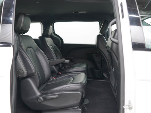 Used 2024 Chrysler Pacifica Limited FWD image 12