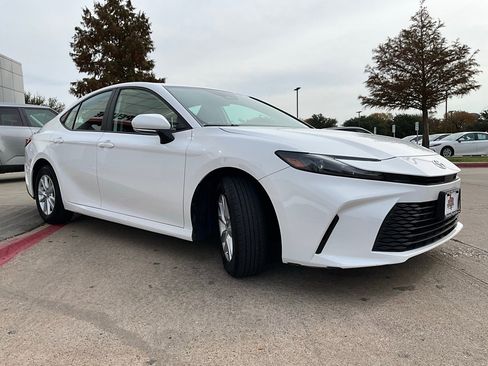 Used 2025 Toyota Camry LE image 5