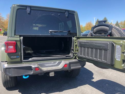 Used 2021 Jeep Wrangler Unlimited Sahara w/ Cold Weather Group image 9