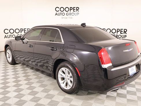 Used 2019 Chrysler 300 Touring w/ Chrome Appearance Package RWD image 21