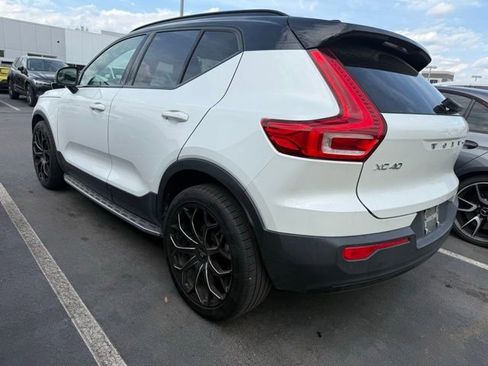 Used 2021 Volvo XC40 T5 R-Design image 3