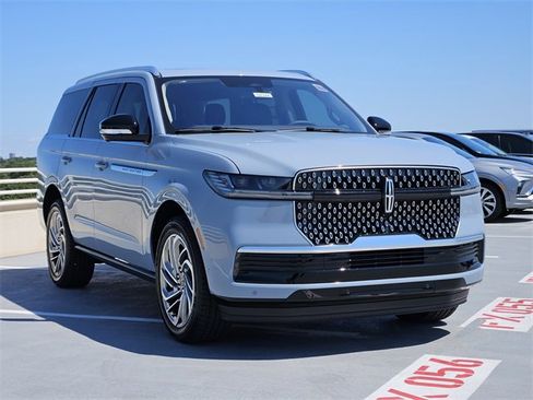 New 2025 Lincoln Navigator Reserve image 3