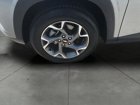Used 2025 Chevrolet Trax LT FWD image 30