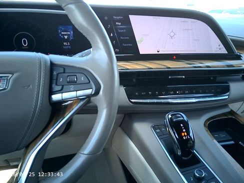 Used 2022 Cadillac Escalade Luxury w/ LPO, Floor Liner Package AWD/4WD image 9