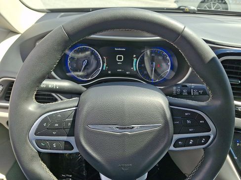 Used 2023 Chrysler Pacifica Touring-L FWD image 20