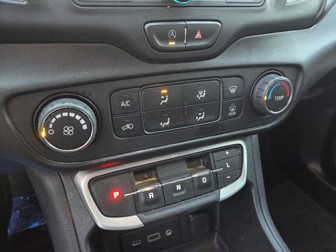 Used 2022 GMC Terrain SLE image 12