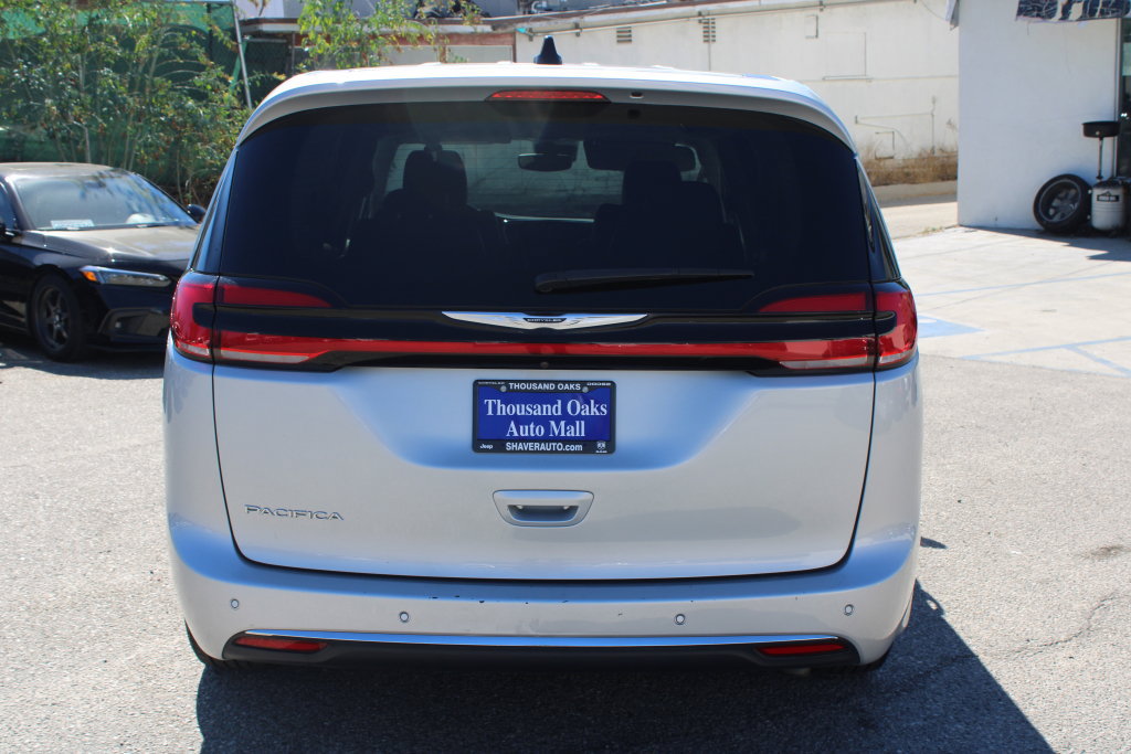 Used 2024 Chrysler Pacifica Touring-L FWD image 5