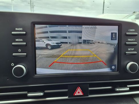 Used 2022 Hyundai Elantra SE FWD image 6