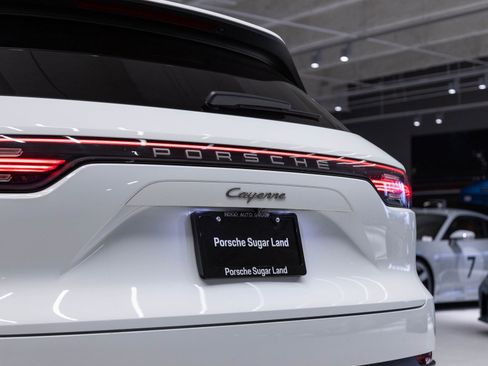 Certified 2023 Porsche Cayenne Platinum Edition image 33