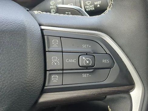 Certified 2023 Jeep Grand Cherokee L Limited AWD/4WD image 33