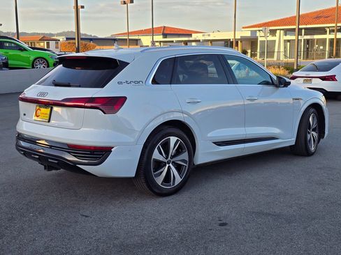 Used 2024 Audi Q8 e-tron Premium Plus image 4