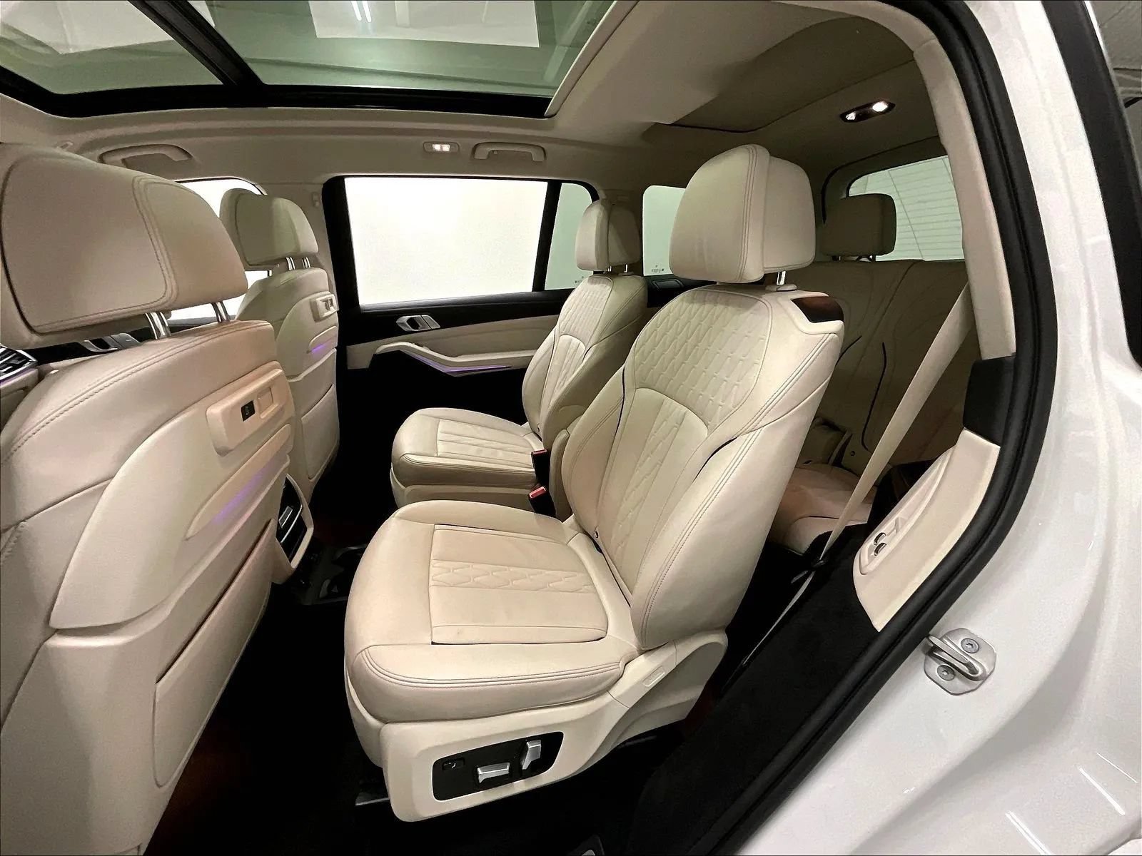 Used 2022 BMW X7 xDrive40i w/ Premium Package AWD/4WD image 14