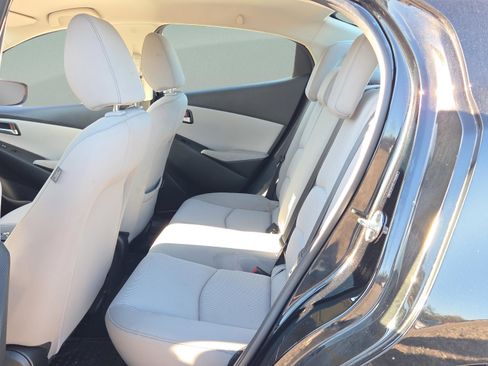 Used 2020 Toyota Yaris L image 12