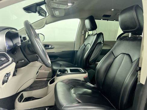 Used 2023 Chrysler Pacifica Touring-L FWD image 12