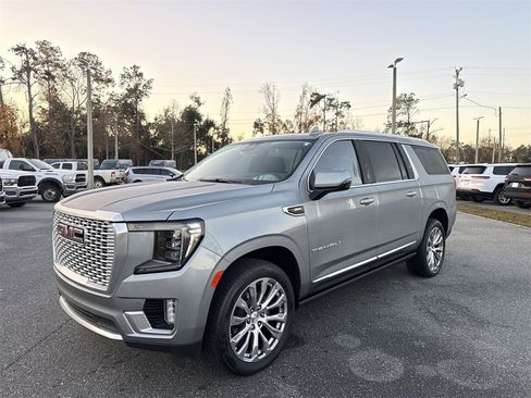 Used 2023 GMC Yukon XL Denali image 5