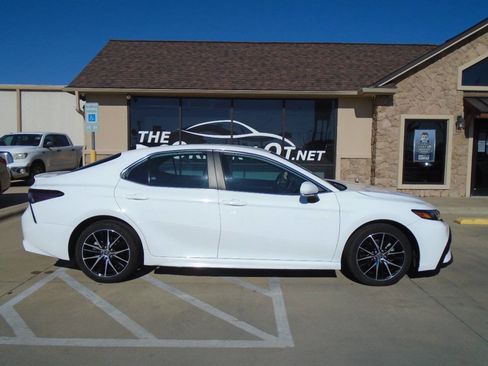 Used 2024 Toyota Camry SE image 5